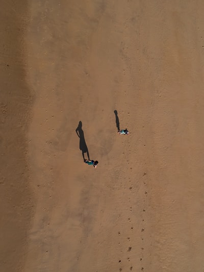 白天站在沙漠上的两个人